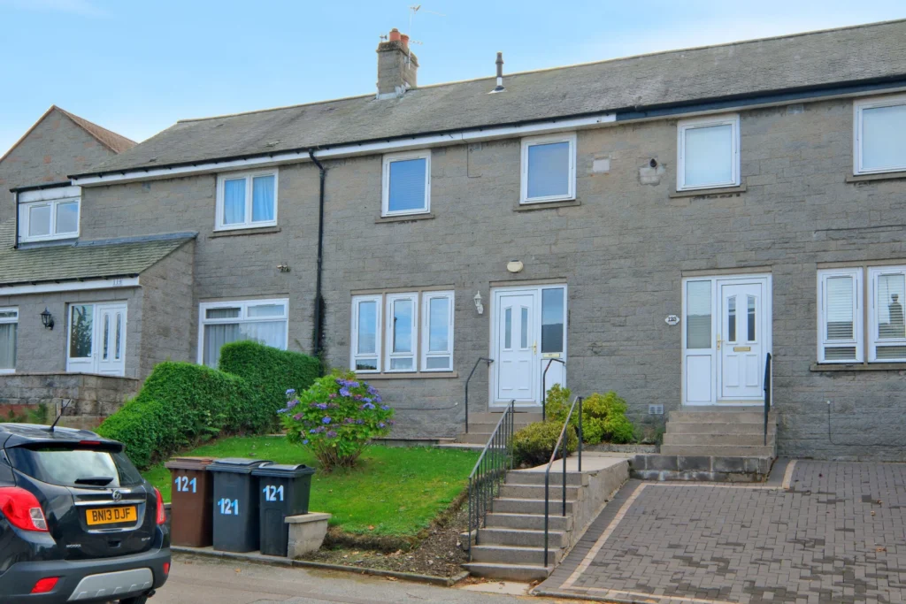 121 Tollohill Drive, Kincorth, Aberdeen, AB12 5DJ